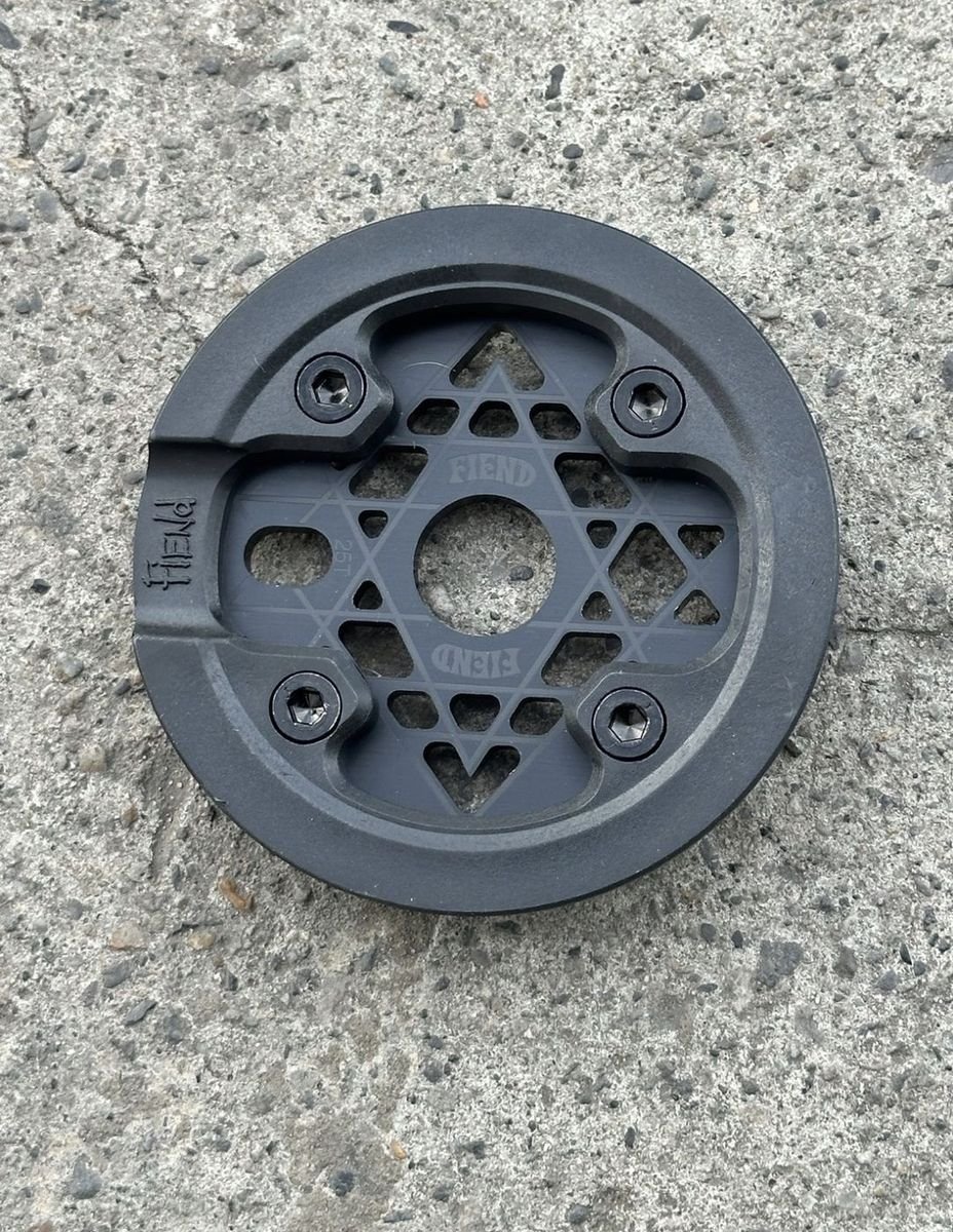 Plato Fiend Palmare Con Guardia Negro 25T - Fiend BMX