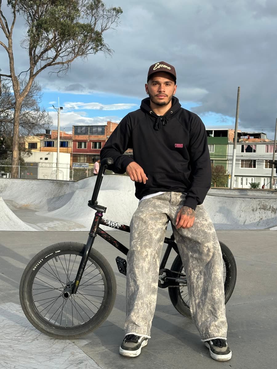 Camilo Rodríguez con su BMX en el skatepark