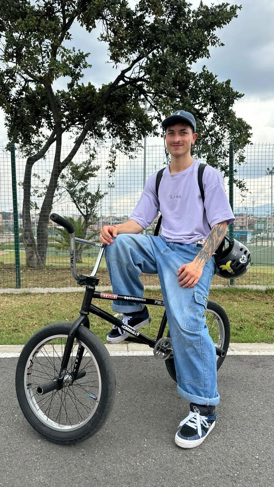 Juan David Calderón &ldquo;Monky&rdquo; con su BMX en el parque