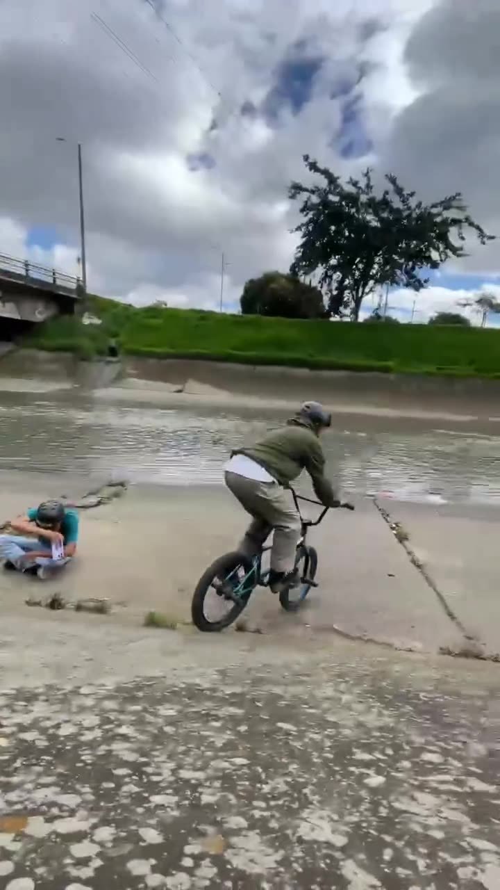 Michael Núñez saltando en el canal