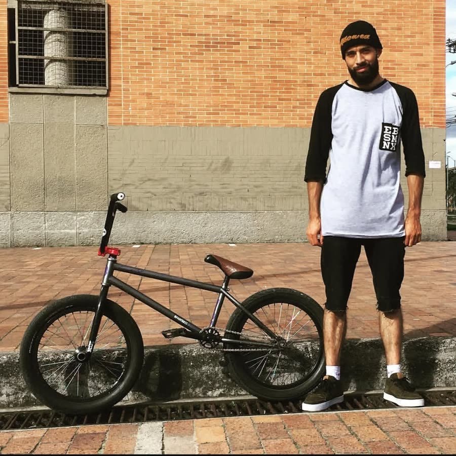 Michael Núñez con su BMX